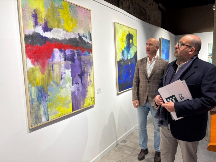 Imagen de Tomás Arribas visita la exposición de Agustín Decórdoba