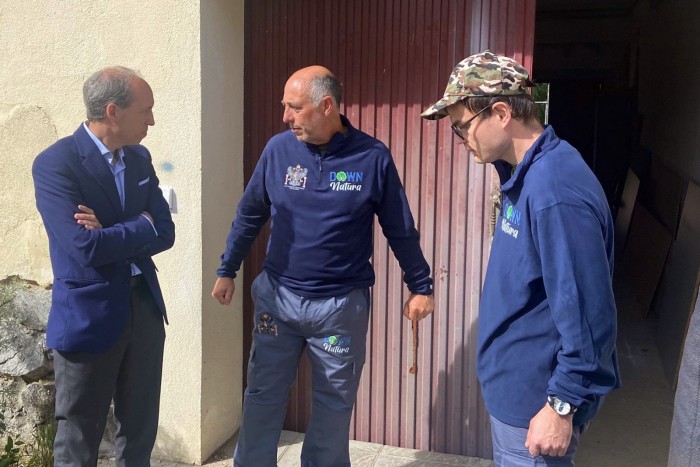 Imagen de Daniel Arias charlando con uno de los monitores