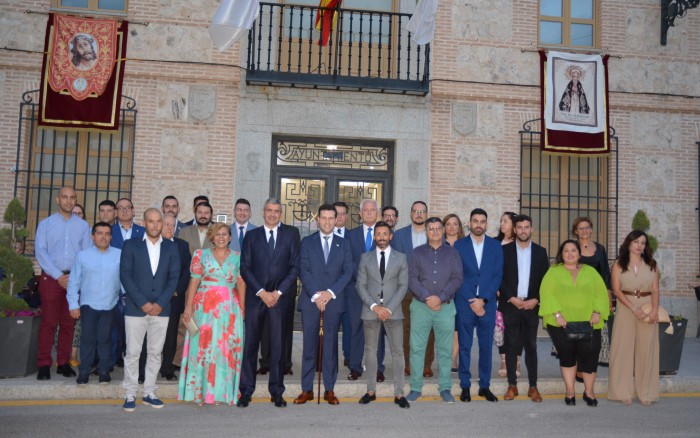 Imagen de Álvaro Gutiérrez y Santi Vera junto a las autoridades asistentes a la inauguración de las fiestas