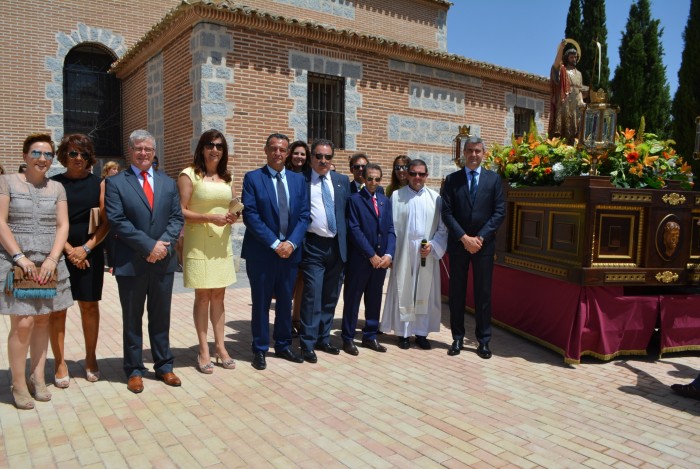 Imagen de Álvaro Gutiérrez y Jesús García con autoridades y la figura de San Juan Bautista