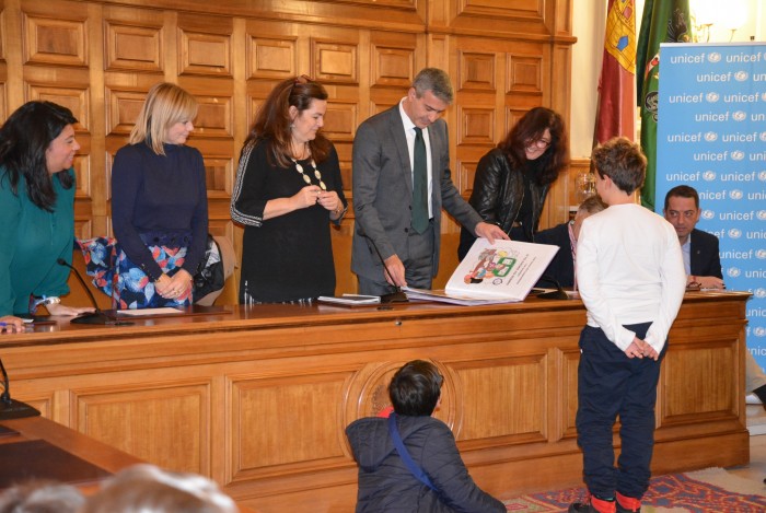 Imagen de El presidente recibe el cuento del colegio Juan Carlos I