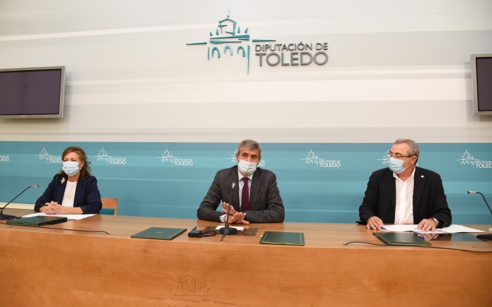 Imagen de Álvaro Gutiérrez, Aurelia Sánchez y Juan Carlos Santos tras firmar el convenio de colaboración