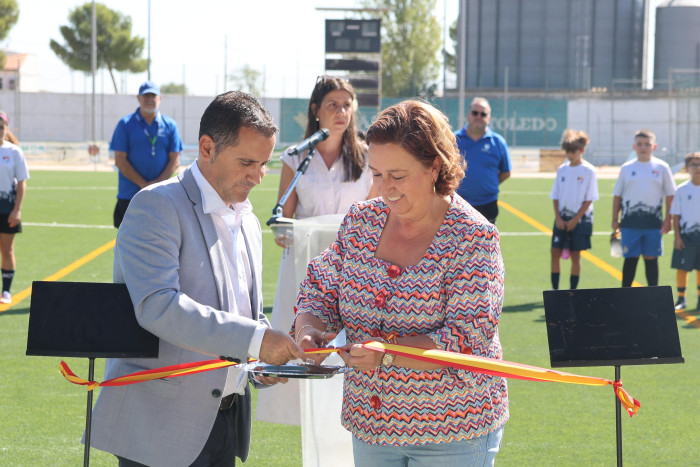 19092026 Cedillo inaugura el campo de fútbol de Madridejos junto al alcalde
