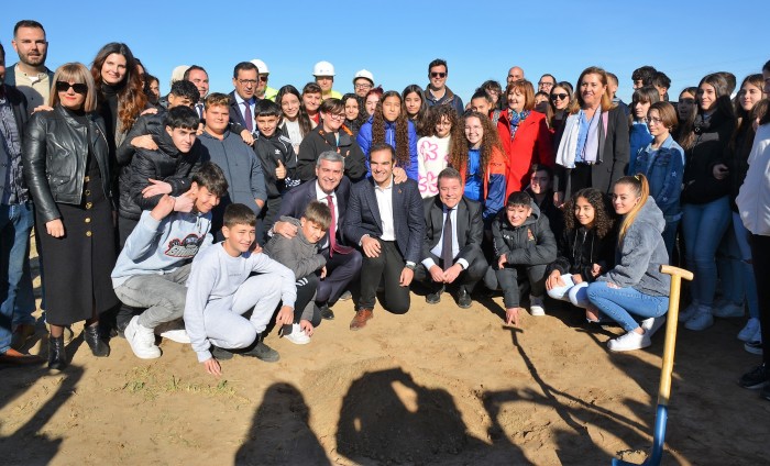 Álvaro Gutiérrez, Félix Gallego y Emiliano García-Page junto a los estudiantes de Ugena