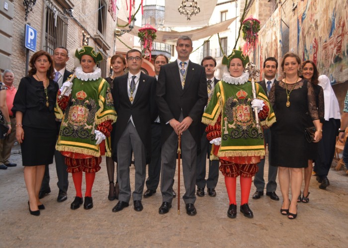 Imagen de Álvaro Gutiérrez con equipo de gobierno y maceras