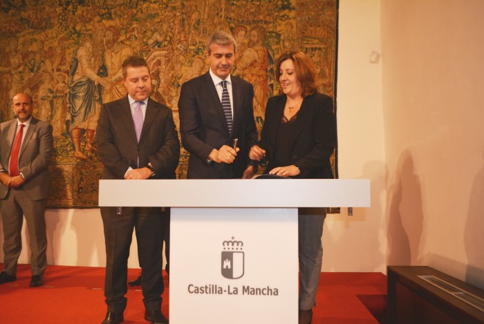 Álvaro Gutiérrez firmando el convenio