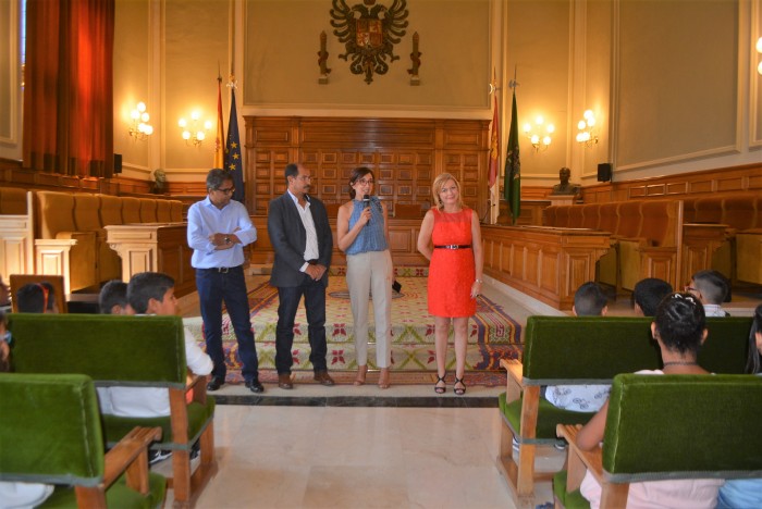 Imagen de Un momento de la recepción en el salón de plenos de la Diputación de Toledo