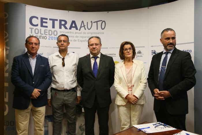 Imagen de Rafael Martín con los participantes en la inauguración del encuentro de empresarios de talleres