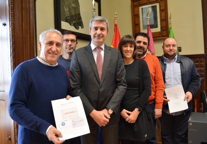 Imagen de Álvaro Gutiérrez con Adolfo Muñoz y los miembros de Euro-Toques Castilla-La Mancha