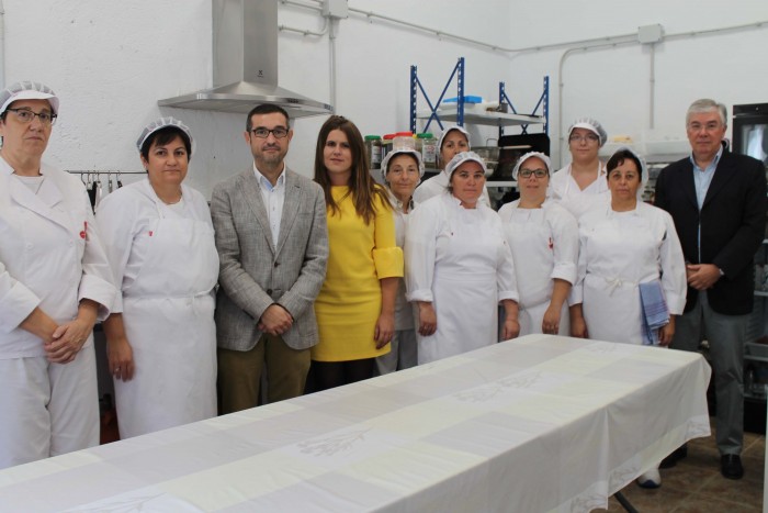Fernando Muñoz en su vistas al taller de empleo de cocina y catering, junto a José Manuel Tofiño