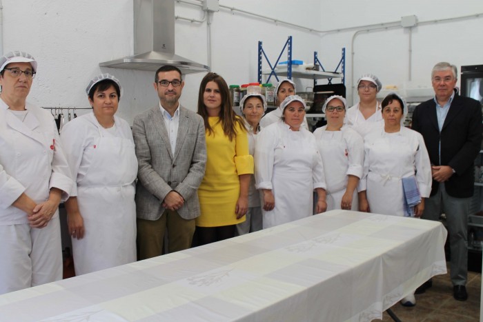 Imagen de Fernando Muñoz en su vistas al taller de empleo de cocina y catering, junto a José Manuel Tofiño