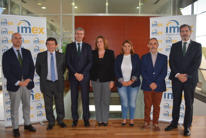 Imagen de Álvaro Gutiérrez junto a los asistentes a la presentación de la feria de comercio exterior