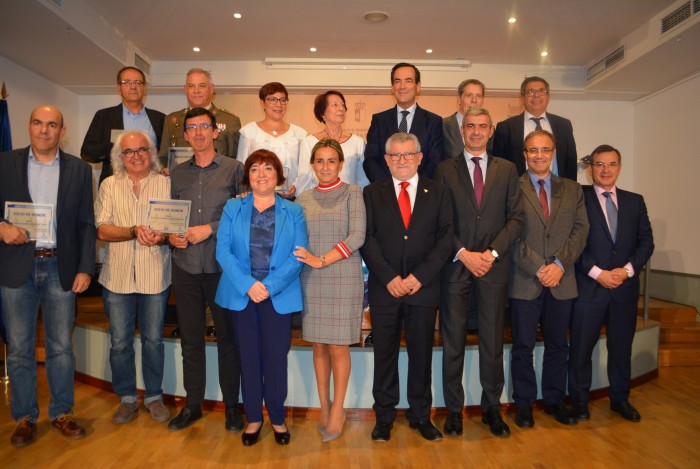 Imagen de Álvaro Gutiérrez con los socios de honor