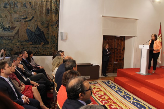 Imagen de Álvaro Gutiérrez durante la intervención de la nueva consejera de Fomento