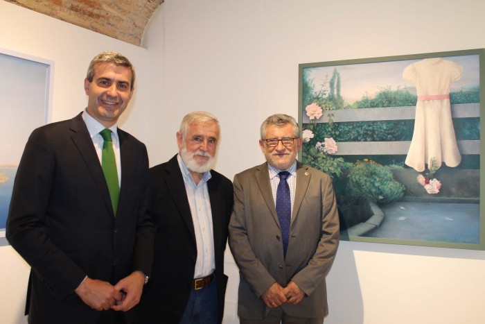 Imagen de Álvaro Gutiérrez con Juan Berenguel y Ángel Felpeto ante uno de los cuadros de la exposición