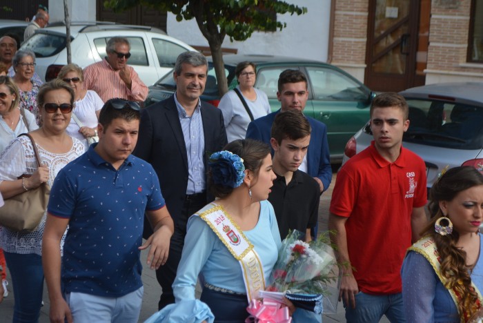 Imagen de Álvaro Gutiérrez junto a la alcaldesa de Villarrubia de Santiago