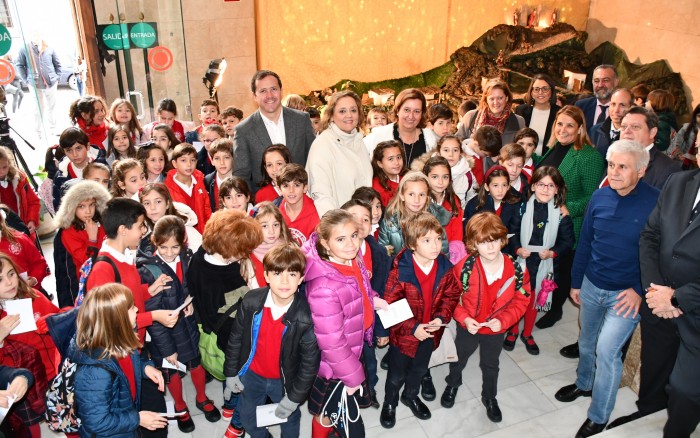 Imagen de Concepción Cedillo, Carlos Velázquez y niños del Colegio Infantes en la inauguración del Belén