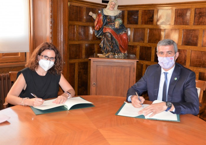 Imagen de Álvaro Gutiérrez e Irene Garrido en la firma del convenio