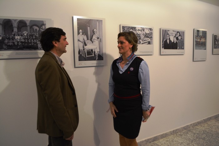Imagen de María Ángeles García visita la exposición de Foto Flores