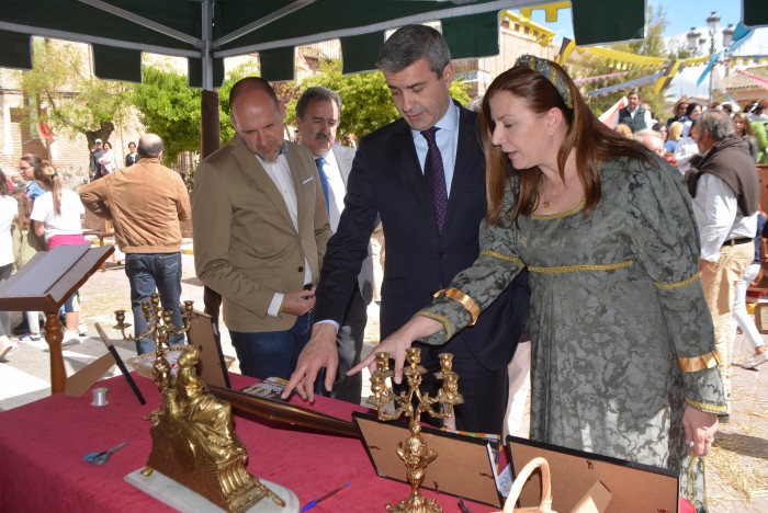 Álvaro Gutiérrez y Silvia Díaz del Fresno contemplando la Real Cédula de los Reyes Católicos