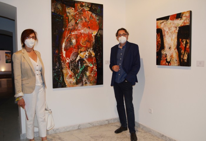 Imagen de Ana Gómez en la exposición de Jorge Pedraza en San Clemente