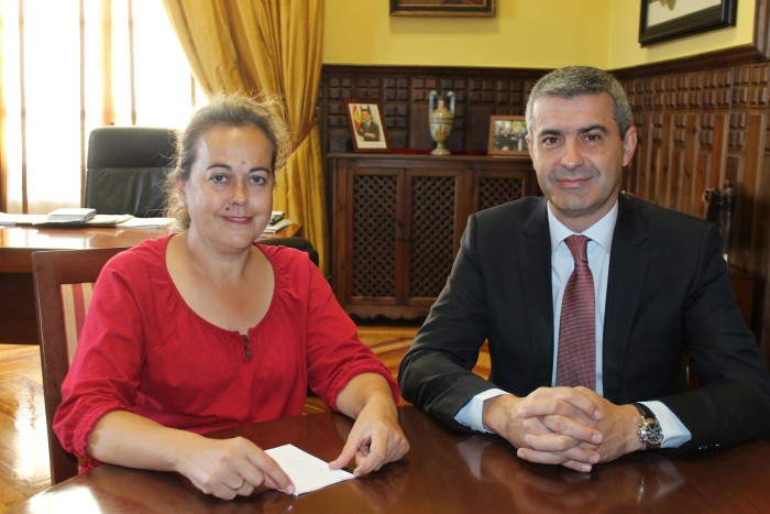 Imagen de Álvaro Gutiérrez y Concepción Mozón, alcaldesa de Villarrubia de Santiago