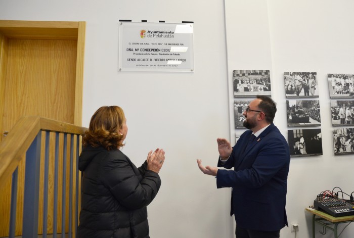 Imagen de  Concepción Cedillo y Roberto García descubren la placa