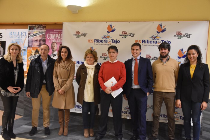 Flora Bellón junto a los asistentes a la jornada de orientación de Ribera del Tajo