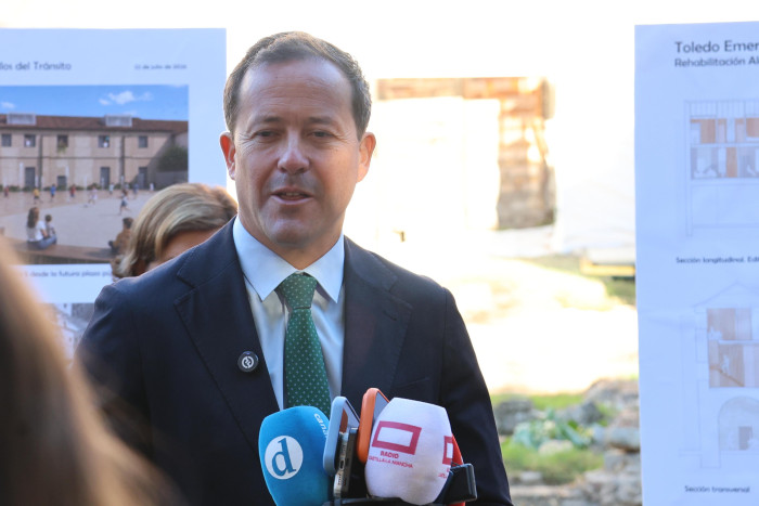 Carlos Velázquez en la visita a las obras de Alamillos del Tránsito