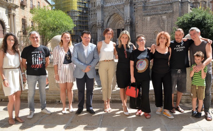 Imagen de Ana Gómez junto a Milagros Tolón y los organizadores de Voix Vives 2019