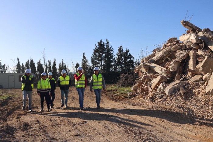 Imagen de  Cedillo supervisando las obras de demolición
