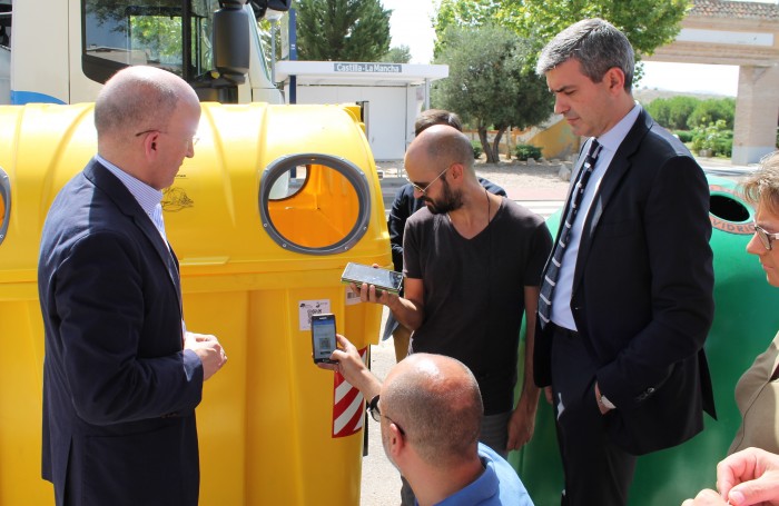 Foto de archivo explicando cómo funciona el código QR al presidente de la Diputación de Toledo