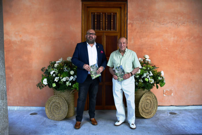 Tomás Arribas y Andrés León en el patio de San Clemente