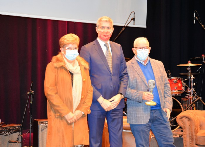 Imagen de Álvaro Gutiérrez con los padres de la karateca talaverana Sandra Sánchez