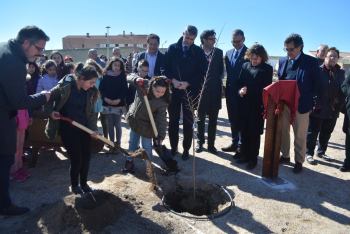 Imagen de Álvaro Gutiérrez observa la plantación del olmo