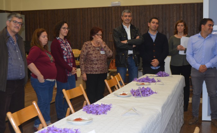 Imagen de Álvaro Gutiérrez con los participantes del Concurso Local de la Rosa del Azafrán de Consuegra