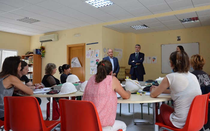 Imagen de Álvaro Gutiérrez charlando con las alumnas de 