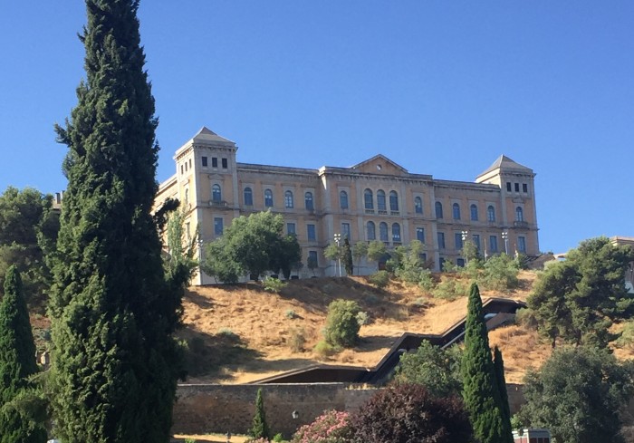 Perspectiva de la fachada de la Diputación desde la Puerta de Bisagra