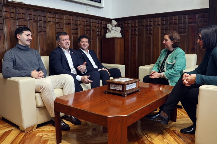 La presidenta Cedillo recibe y felicita a los toledanos campeones de Europa de fútbol sala