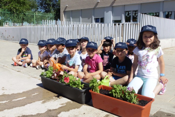 Los jóvenes jardineros del colegio 