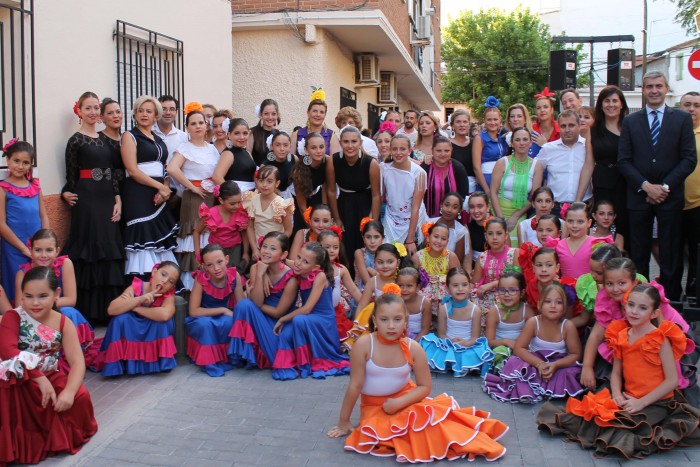 Álvaro Gutiérrez y María José Ruiz con la Escuela Municipal de Sevillanas