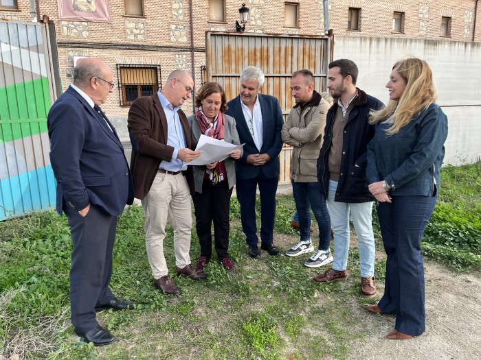 Imagen de Cedillo visita futuro aparcamiento Fuensalida