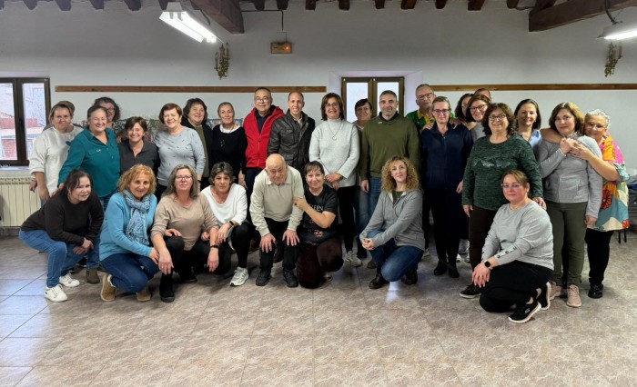 Imagen de Daniel Arias con los participantes del programa en Navahermosa