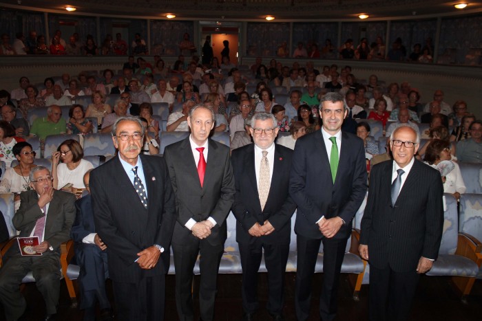 Imagen de Álvaro Gutiérrez junto a los asistentes a la Gala de ARTE poco antes de iniciarse