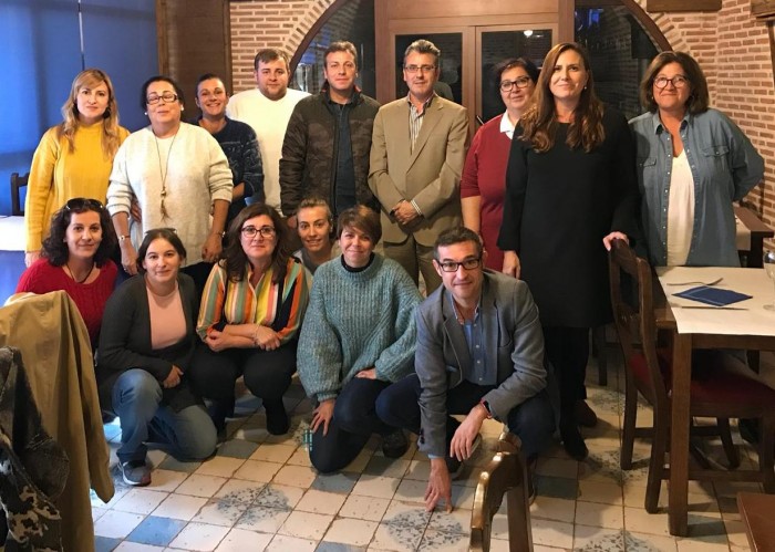 Fernando Muñoz con la alcaldesa de Cebolla y los participantes en el taller de empleo