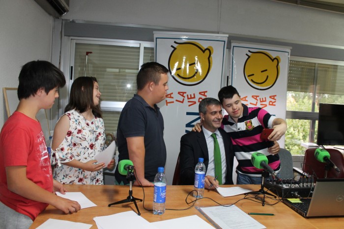 Imagen de Álvaro Gutiérrez con César, Claudia, Pablo y Adrián tras finalizar la entrevista