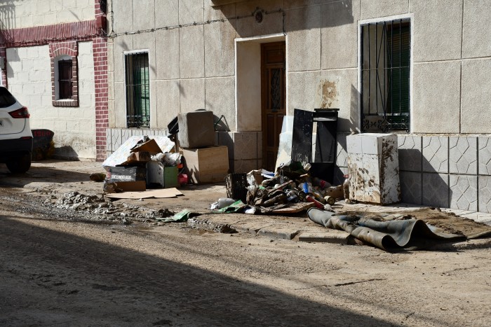 Imagen de Los enseres que han quedado inservibles han sido retirados en contenedores por GESMAT