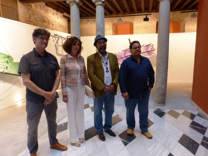 Ana María Gómez con los artistas protagonistas de la muestra 