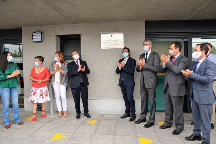 Ante la placa conmemorativa de la inauguración del segundo colegio de Nambroca