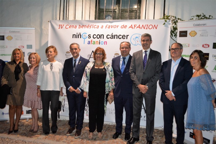 Imagen de Álvaro Gutiérrez con los asistentes a la cena de AFANION